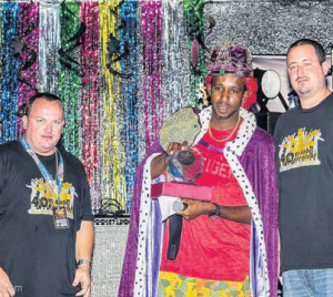 Road March King Cirilio “Daddy Slim” Martin (centre) poses for a photo after receiving his prizes from Saba Festival Foundation President Standford Johnson (left) and Culture Commissioner Bruce Zagers (right). (STK photo)