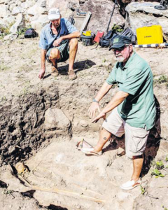 Jay. B. Haviser of SABARC (standing) explaining the uncovered gravesite of the 18th century woman and her unborn child on Saba with Professor Menno Hoogland of Leiden University.