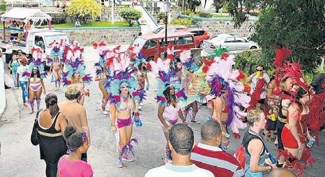 Revellers finding their way through The Bottom. (Z*e photography)