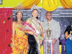 Miss St. Maarten Diandra Marlin (centre) being crowned Miss Dutch Windward Islands by Commissioner of Culture Rolando Wilson (right) (STK photo)