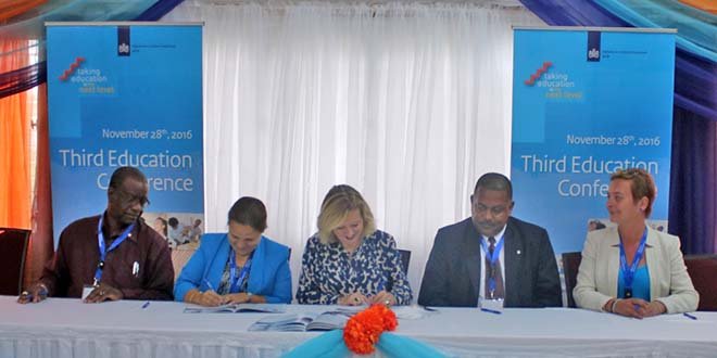 The signing of the new education agenda. From left to right: acting Governor of Saba Franklin Wilson, Commissioner Nina den Heryer of Education (Bonaire), Minister Jet Bussemaker from OCW, commissioner Derrick Simmons of Education (Sint Eustatius) and president Bettina Schroeter from the Education Labour Market Council (ROA) Caribbean Netherlands. Mr. Wilson signed on behalf of Commissioner Bruce Zagers of Education (Saba), who was unable to attend due to illness.